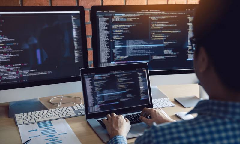 数据科学选型：R与Python如何赋能白云鄂博矿区网站建设？